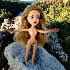 Bratz Slumber Party Yasmin No Clothes Or Feet Vintage 2003 Green Eyes Pink Lips.